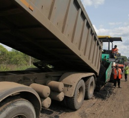 Загрузка асфальтоуладчика сырьем